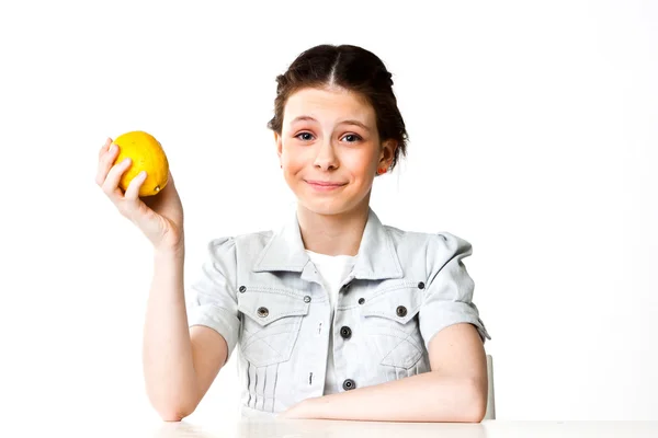 Girl with lemon — Stock Photo, Image