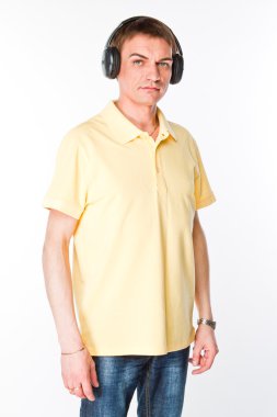 adam kulaklıklar müzik dinler