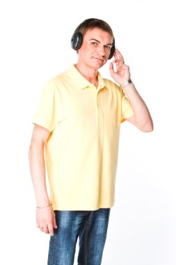 adam kulaklıklar müzik dinler