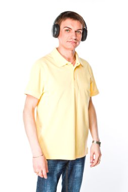 adam kulaklıklar müzik dinler