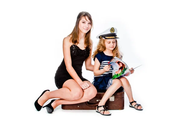 Two girls with suitcase — Stock Photo, Image