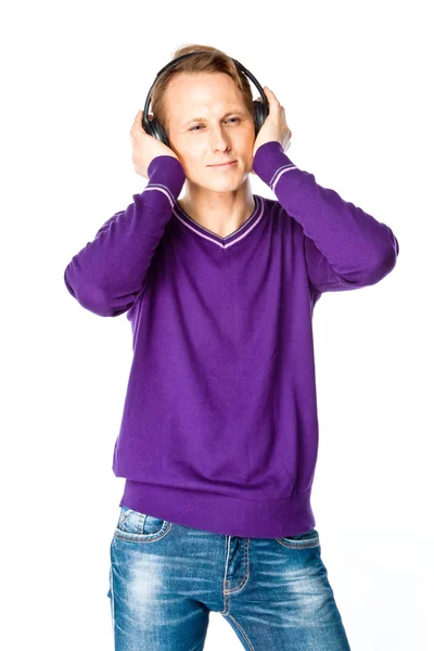 Člověk poslouchá hudbu na sluchátka — Stock fotografie