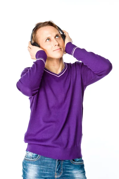 Człowiek słucha muzyki na słuchawkach — Zdjęcie stockowe