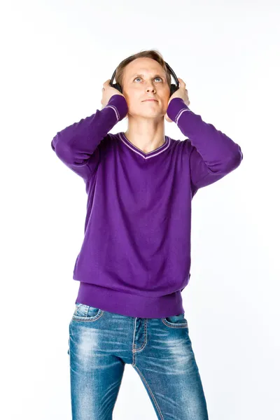 Homem ouve música em fones de ouvido — Fotografia de Stock