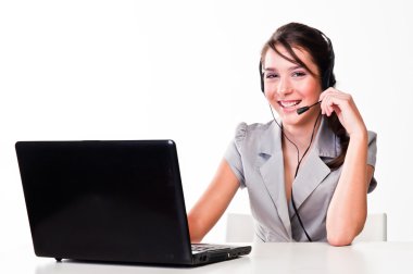 bir laptop ve kulaklık ile kız