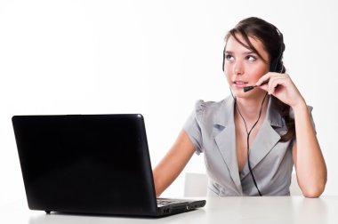 bir laptop ve kulaklık ile kız