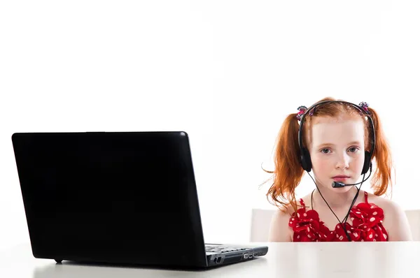 Κορίτσι με ένα φορητό υπολογιστή και το ακουστικό — Φωτογραφία Αρχείου