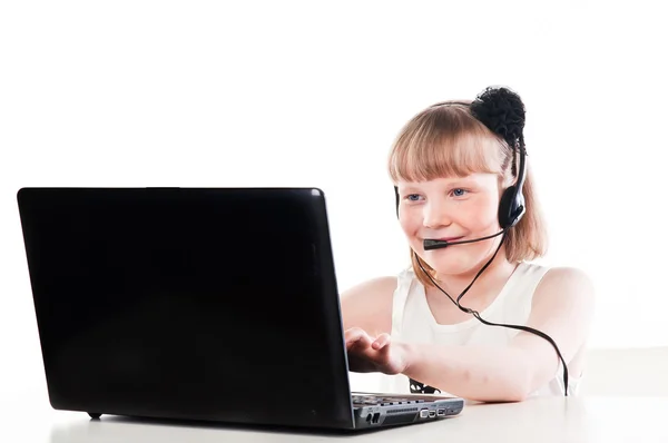 Meisje met een laptop en headset — Stockfoto