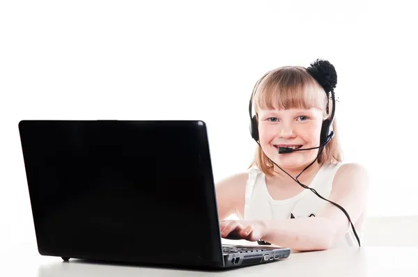 Ragazza con un computer portatile e auricolare — Foto Stock