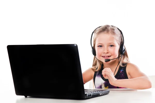 Menina com um laptop e fone de ouvido — Fotografia de Stock