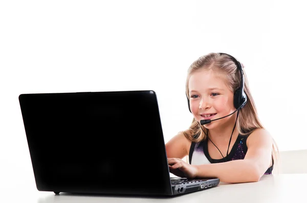 Menina com um laptop e fone de ouvido — Fotografia de Stock