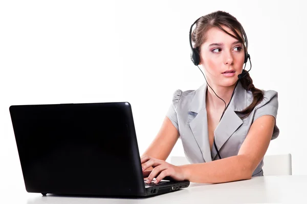 Chica con un ordenador portátil y auriculares — Foto de Stock