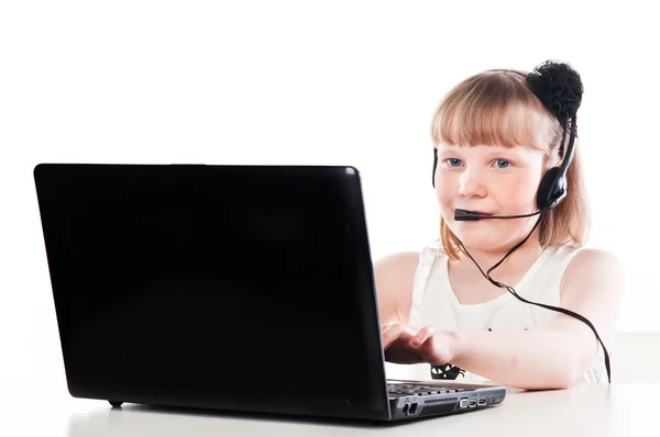 Menina com um laptop e fone de ouvido — Fotografia de Stock