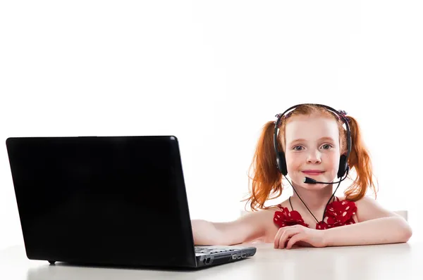 Menina com um laptop e fone de ouvido — Fotografia de Stock