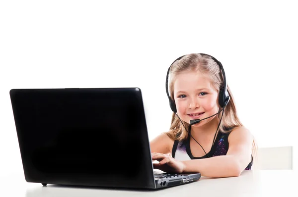 Meisje met een laptop en headset — Stockfoto