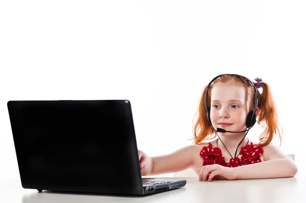 Menina com um laptop e fone de ouvido — Fotografia de Stock