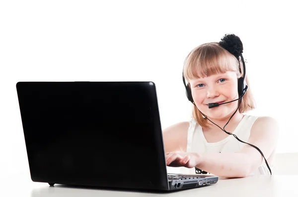 Meisje met een laptop en headset — Stockfoto