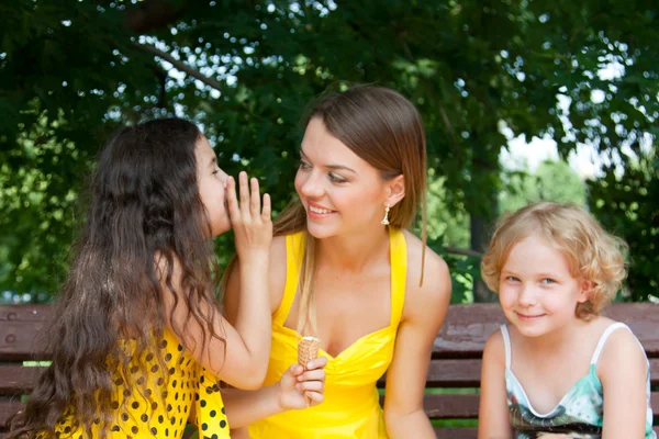 Mutter des Mädchens erzählte dem Ohr das Geheimnis — Stockfoto