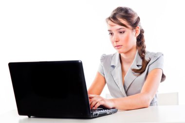 Dizüstü bilgisayarlı kız