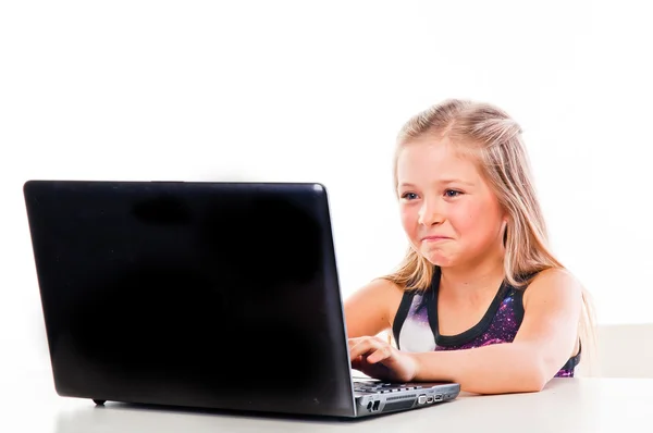 Menina com um laptop — Fotografia de Stock