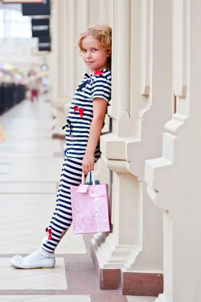 Chica en el centro comercial — Foto de Stock