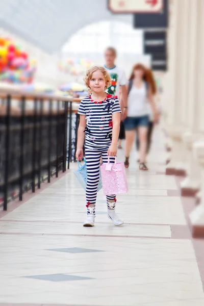 Meisje in het winkelcentrum — Stockfoto