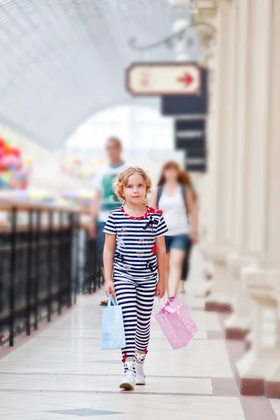 Chica en el centro comercial — Foto de Stock