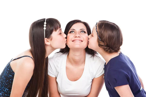 Twee meisjes kussende moeder — Stockfoto