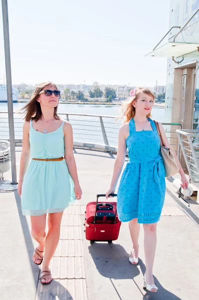 Friends with suitcases — Stock Photo, Image