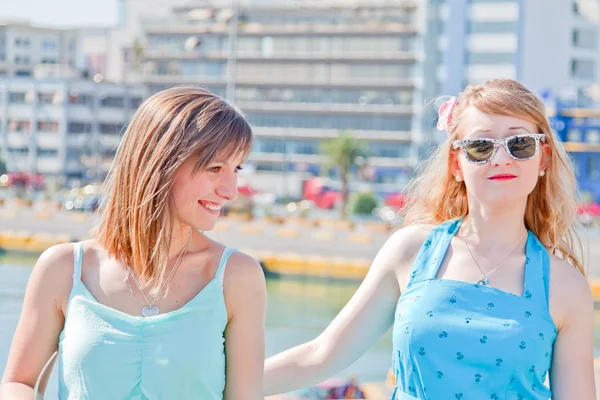 Friends with suitcases — Stock Photo, Image