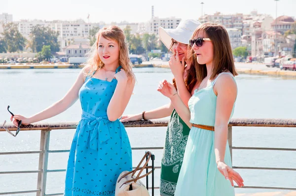 Friends with suitcases — Stock Photo, Image