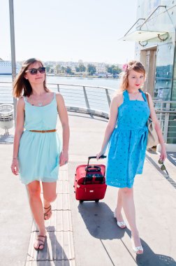 valizler arkadaşlarıyla