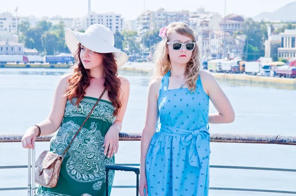 Friends with suitcases — Stock Photo, Image