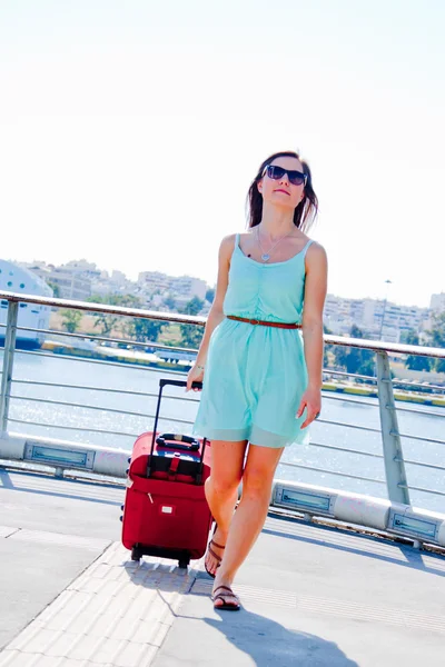 Женщина с чемоданом — стоковое фото