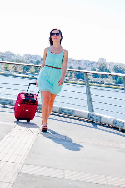 Mujer con una maleta — Foto de Stock