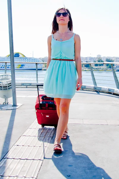 Femme avec une valise — Photo