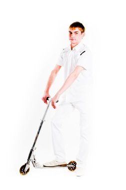 adam scooter üzerinde