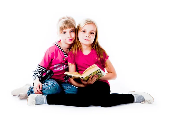 Twee meisjes met gadgets — Stockfoto