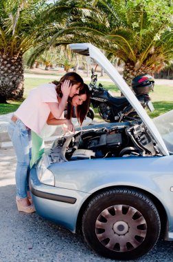 kırık arabada iki kadın