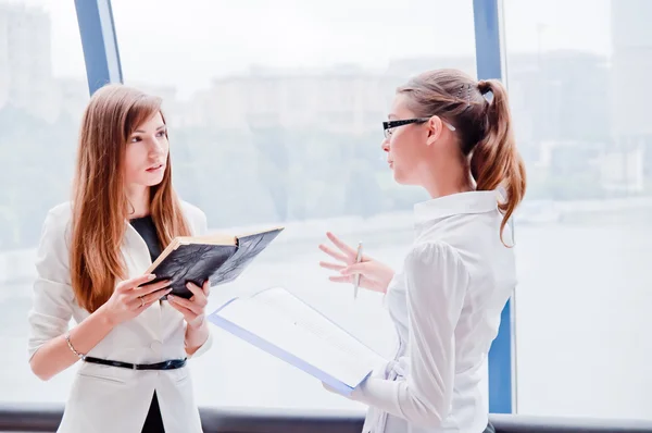 Dos mujeres de negocios — Foto de Stock