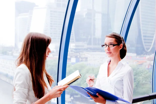 Dos mujeres de negocios — Foto de Stock