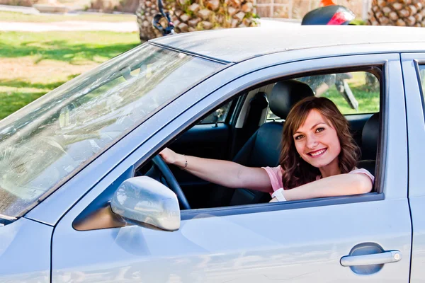 Frau im Auto — Stockfoto