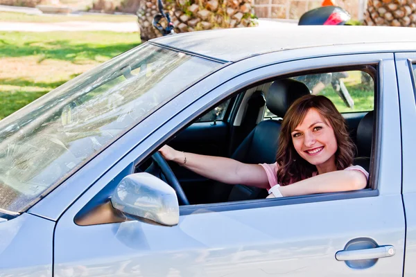 Frau im Auto — Stockfoto