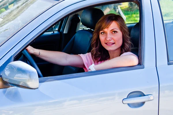 Kvinna i bilen — Stockfoto