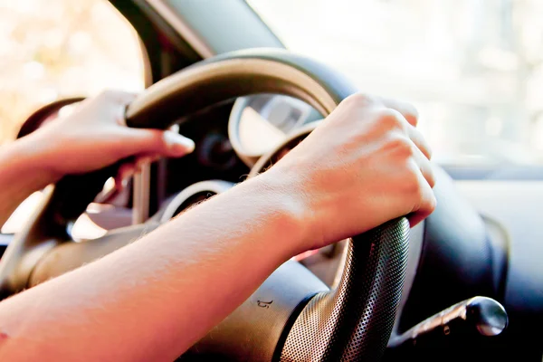 Femme dans la voiture — Photo