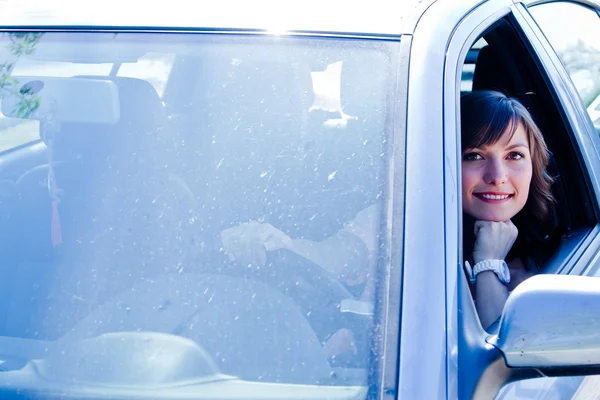 Frau im Auto — Stockfoto