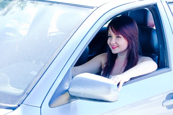 Frau im Auto — Stockfoto