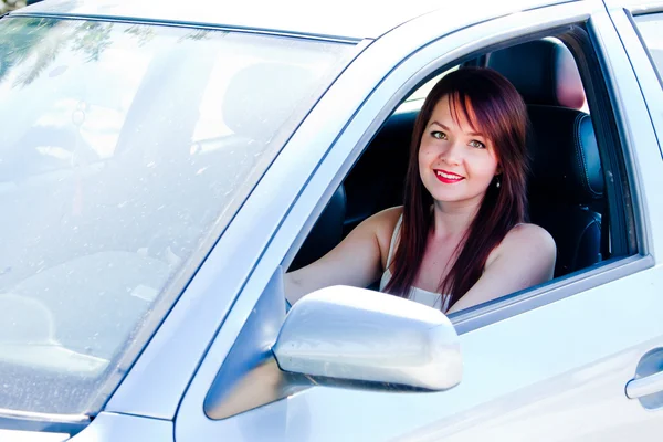 Frau im Auto — Stockfoto