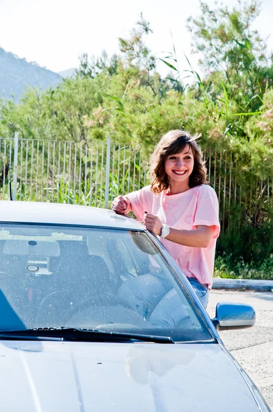 Frau im Auto — Stockfoto