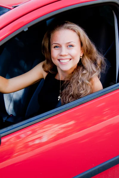 Frau im Auto — Stockfoto